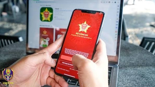 NGƯỜI DÂN ĐƯỢC XUẤT TRÌNH GIẤY TỜ TRÊN VNEID KHI CSGT KIỂM TRA