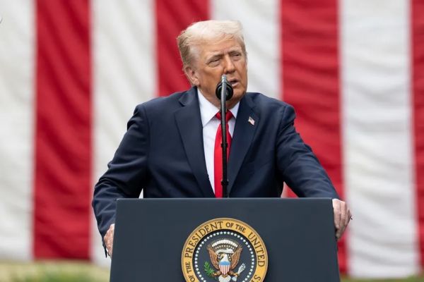 Ông Trump công bố loạt thuế mới với dược phẩm, xe tải, đồ nội thất
